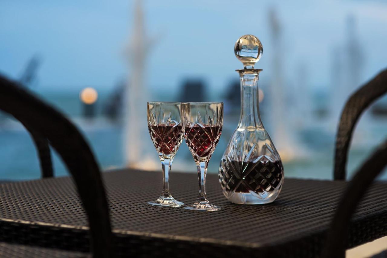 Rodina Beach Hotel Pantai Jomtien Bagian luar foto